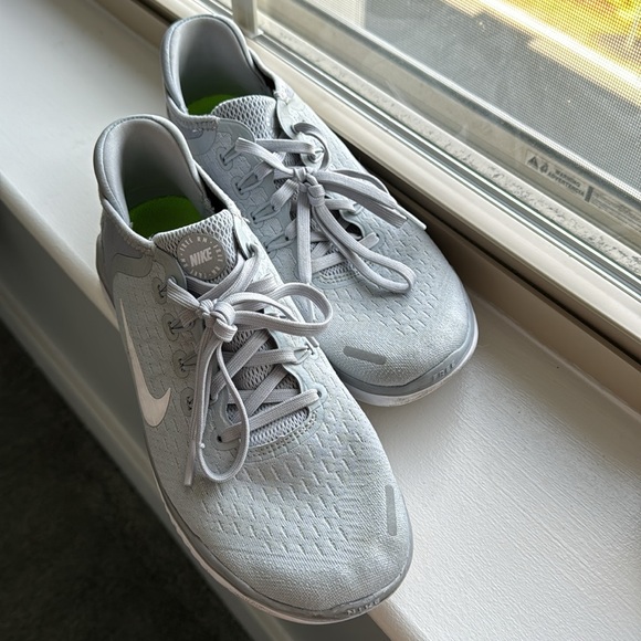 Size 8 Women’s Grey Nike tennis shoes - Picture 2 of 3